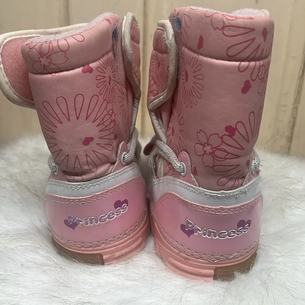 Size 8 Disney Princess light up winter snow boot. Preloved in good condition